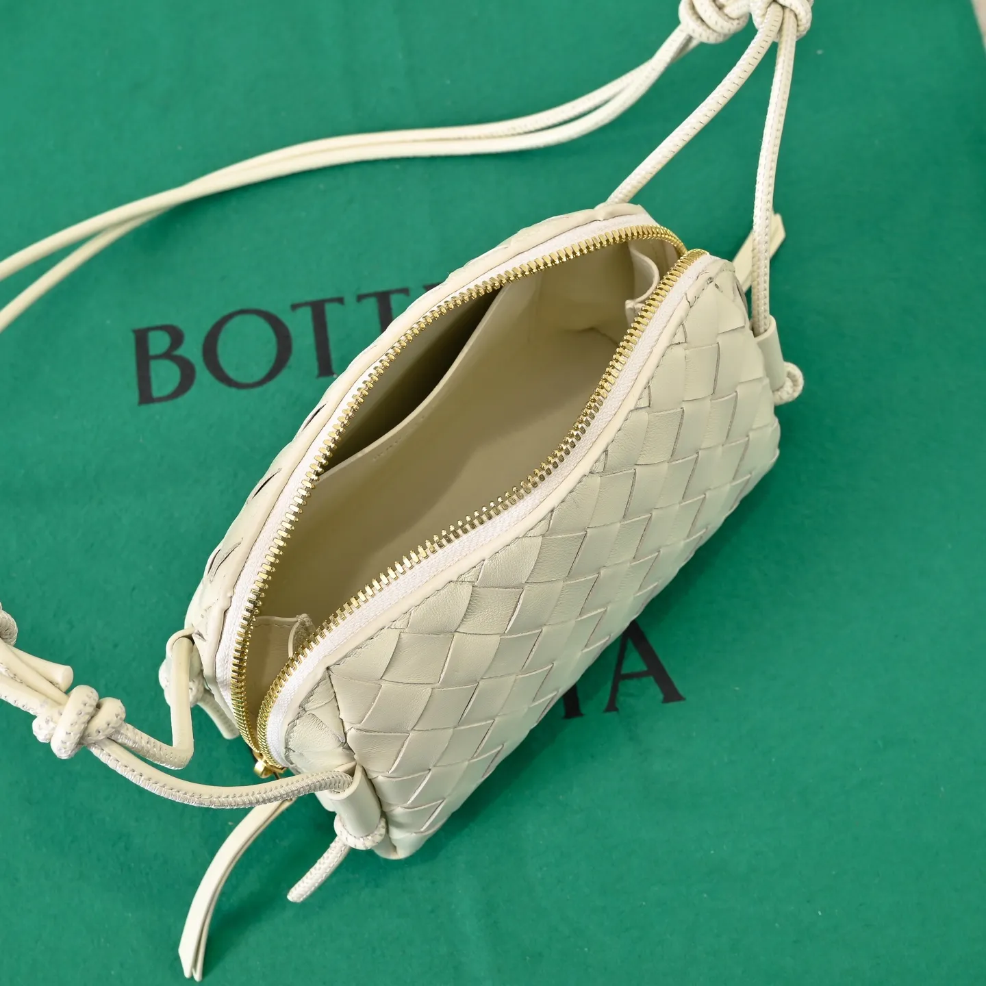 Batch 1260 #Bv The new Concert pouch is the most beautiful and practical mini bag I have ever seen 🎈 The bag body adopts the classic lntrecciato weaving process✅ It is equipped with a leather double-headed zipper, the opening is wide, easy to take and put, the shoulder strap knot can be slid to adjust the length freely, that is, 🉑️crossbody/underarm, and can be used as a clutch bag. Small body, large capacity, so practical! The key is that it is extremely versatile! Come and buy this small, exquisite, beautiful and versatile bag 👍 Model: 4258 Size: 18.5*11.5*8.5